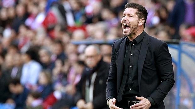 Simeone, expulsado por un balón que salió de su banquillo