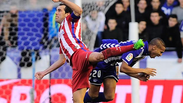 Lamentable intercambio de escupitajos entre Godín y Deyverson