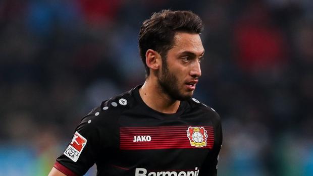 Calhanoglu se perderá la eliminatoria ante el Atlético por una sanción de la FIFA