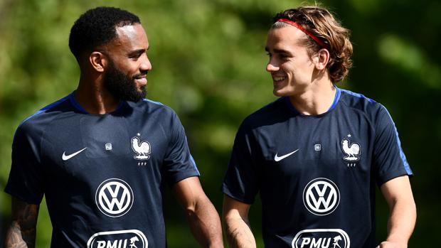 El Lyon reconoce que Lacazette se aleja del Atlético