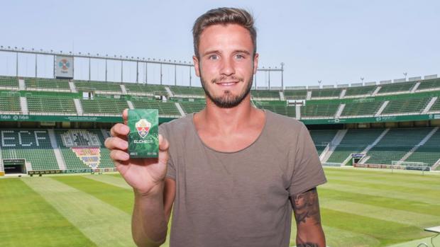 Saúl Ñíguez, abonado del Elche, su rival en Copa