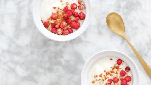 Yogur de coco con fresas