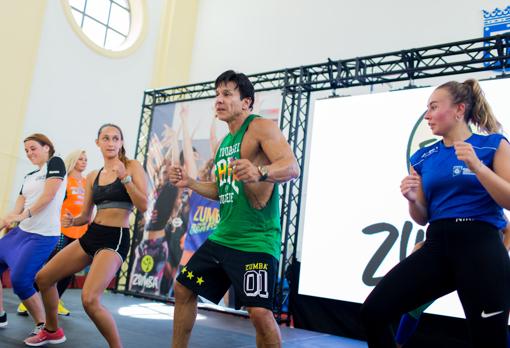 Beto Pérez impartiendo una Masterclass de zumba.