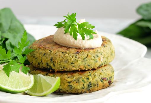 Hamburguesa de espinacas con salsa de yogur