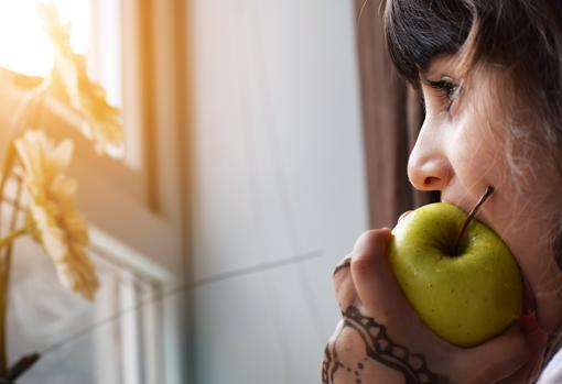 Debemos entrenar nuestra mandíbula comiendo alimentos como manzanas o frutos secos