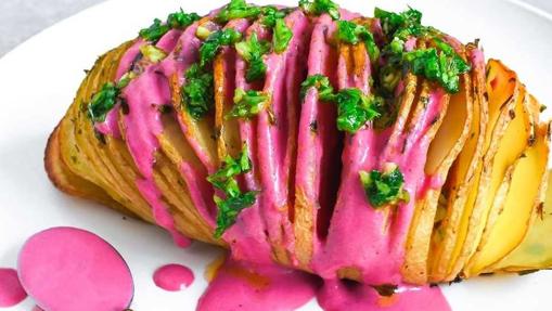 Patata «hasselback» con salsa de yogur y remolacha