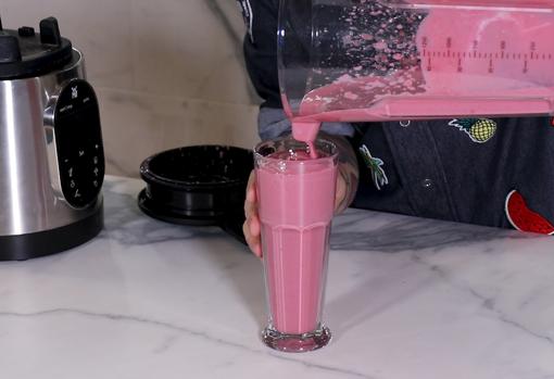 El Chef Bosquet echa la mezcla de los ingredientes en un vaso de batido