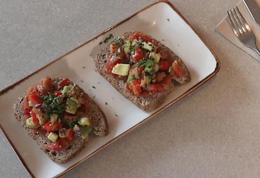 Tostas de aguacate y salmón