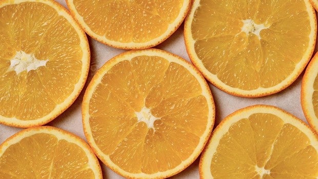Desmontando mitos románticos: no somos medias naranjas, sino naranjas enteras