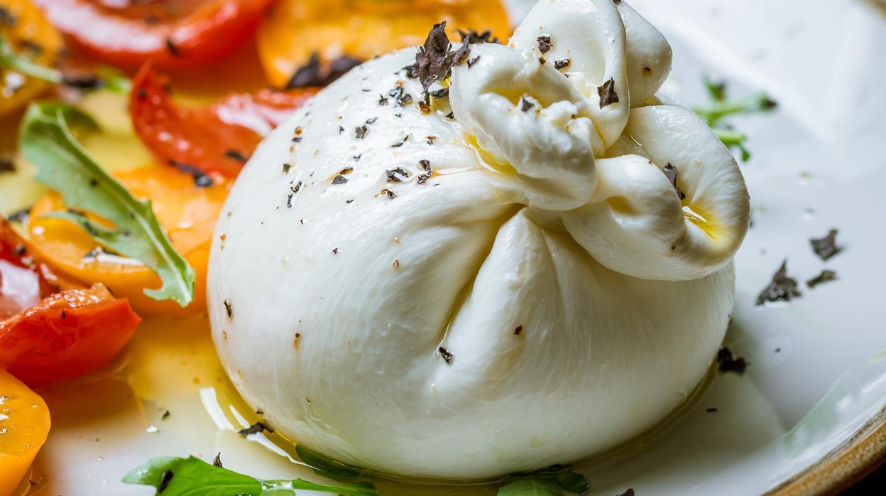 La mozzarella tiene menos grasa que la burrata.