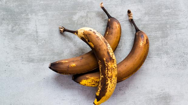Por qué no debes tirar los plátanos maduros: trucos para aprovecharlos