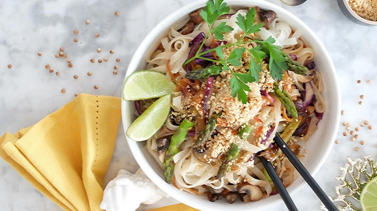 Noodles de arroz y lombarda.