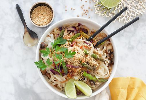 Noodles de arroz y lombarda.