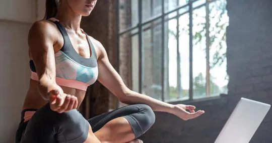 Haz yoga para combatir la celulitis.