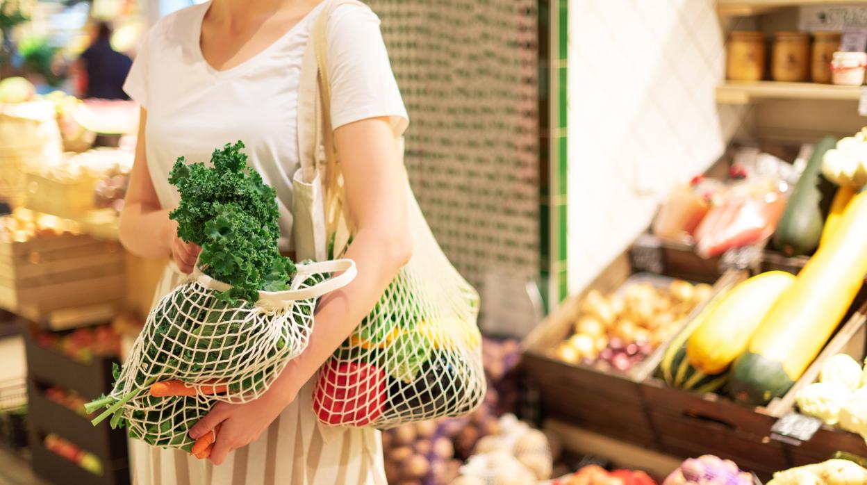 Es importante priorizar las legumbres y verduras en la cesta de la compra