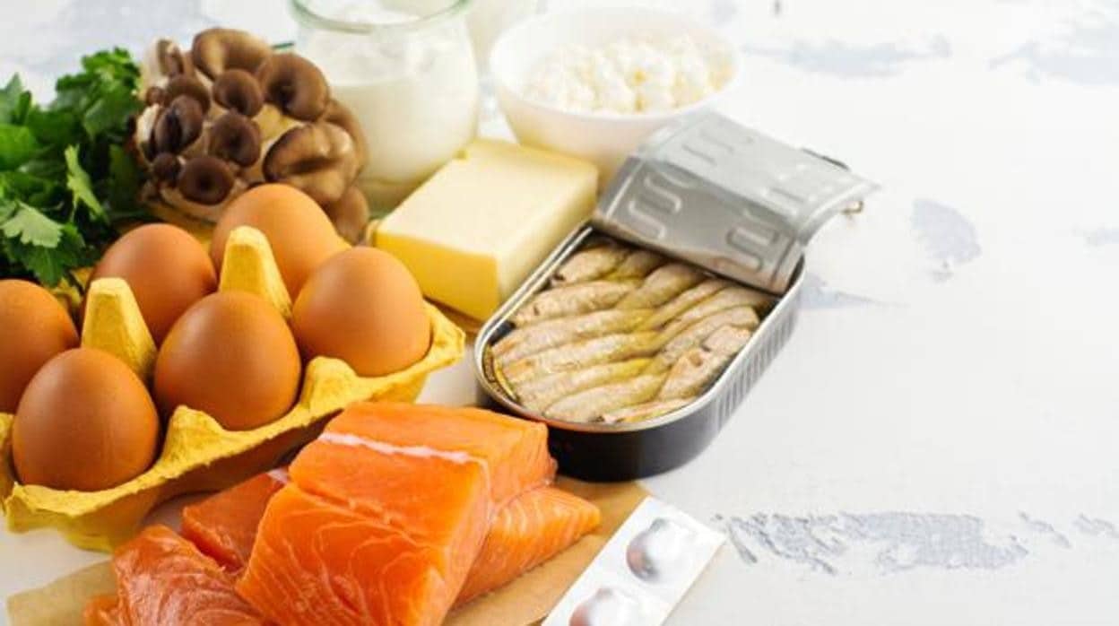 Alimentos como los pescados azules o los huevos nos aportan vitamina D
