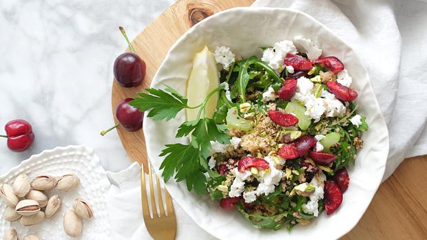 Ensalada de rúcula y cuscús de cerezas: la receta original que se come con los ojos