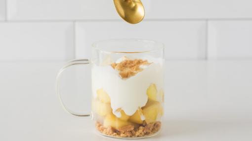 Yogur con manzana asada y canela.