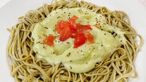 Pasta de edamame con salsa de aguacate, patata y yogur.