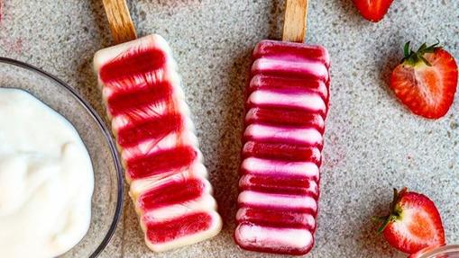 Polos de yogur de coco y fresa