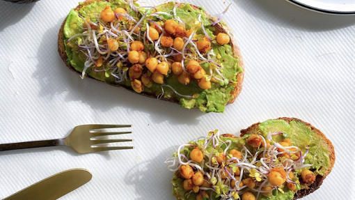 Tostada de aguacate con garbanzos especiados