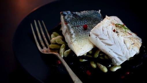 Lubina con verduras y setas.