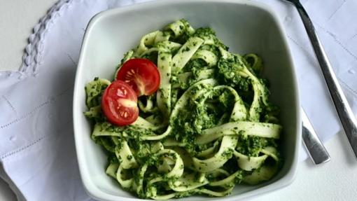 Tagliatelle con pesto de espinaca.