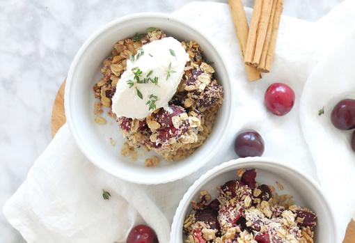 Crumble de picotas asadas.