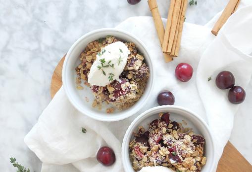 Crumble de picotas asadas.