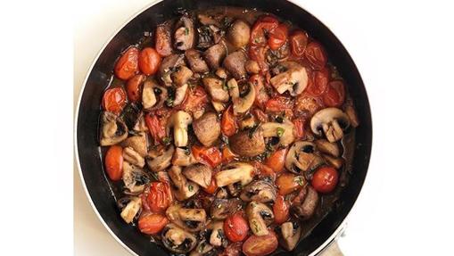 Champiñones al ajillo con tomates cherry.