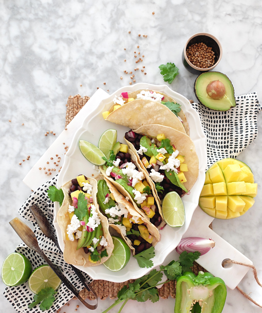 Tacos de mango, frijoles y aguacate.