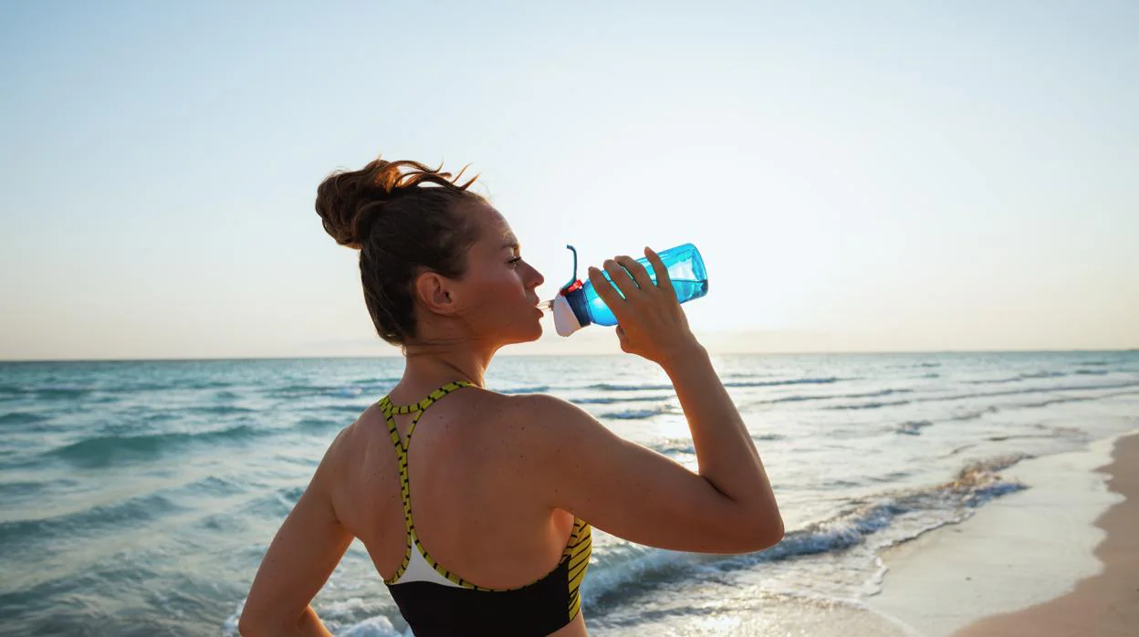La hidratación y evitar hacer ejercicio en las horas centrales del día es importante cuando se practican rutinas de fitness en la playa.