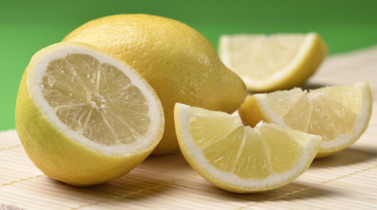 El limón es fuente de Vitamina C.