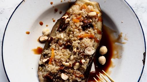 Berenjena rellena de quinoa.