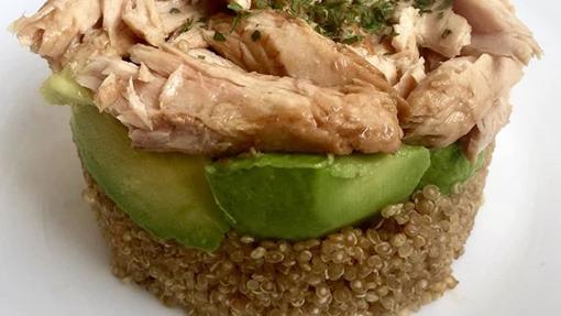 Tartar templado de quinoa con aguacate y melva.