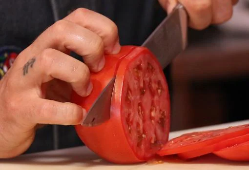 El Chef Bosquet, cortando en rodajas el tomate valenciano.