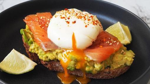 Tostada con aguacate y salmón..