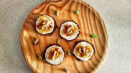 Tosta de centeno con rulo de cabra y cebolla caramelizada.