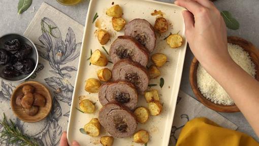 Rollo de carne picada con castañas, ciruelas y grana padano