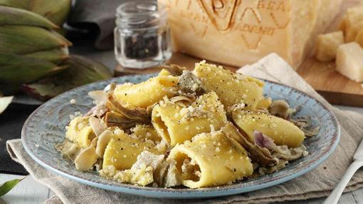 Pasta paccheri con grana padano, pimienta y alcachofa