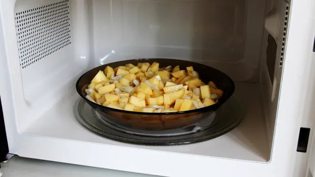 Cómo hacer patatas en el microondas, un plato ligero en solo diez minutos