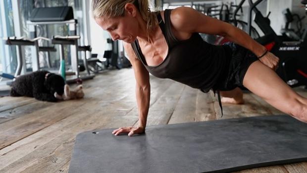 El duro entrenamiento de Elsa Pataky con trx, ruedas de camión y battle rope