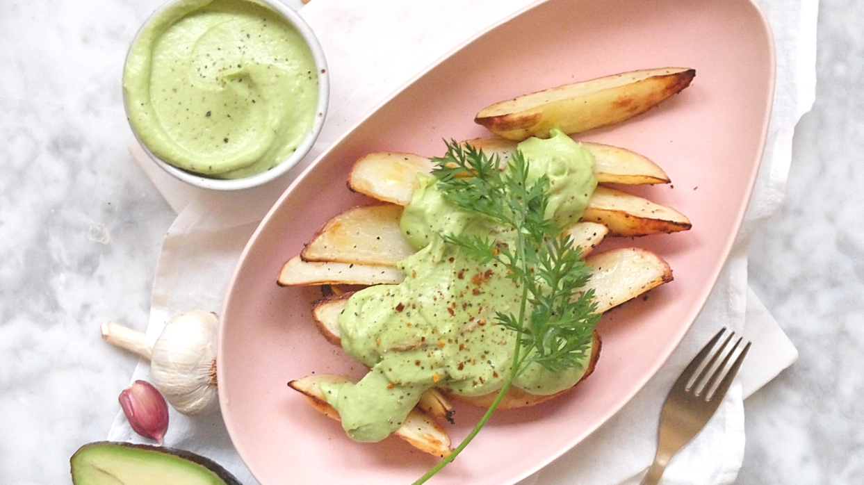 Patatas con alioli de aguacate.