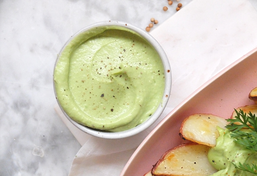 Patatas con alioli de aguacate.