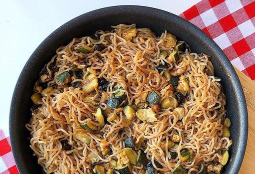 Pasta konjac con calabacín y arándanos