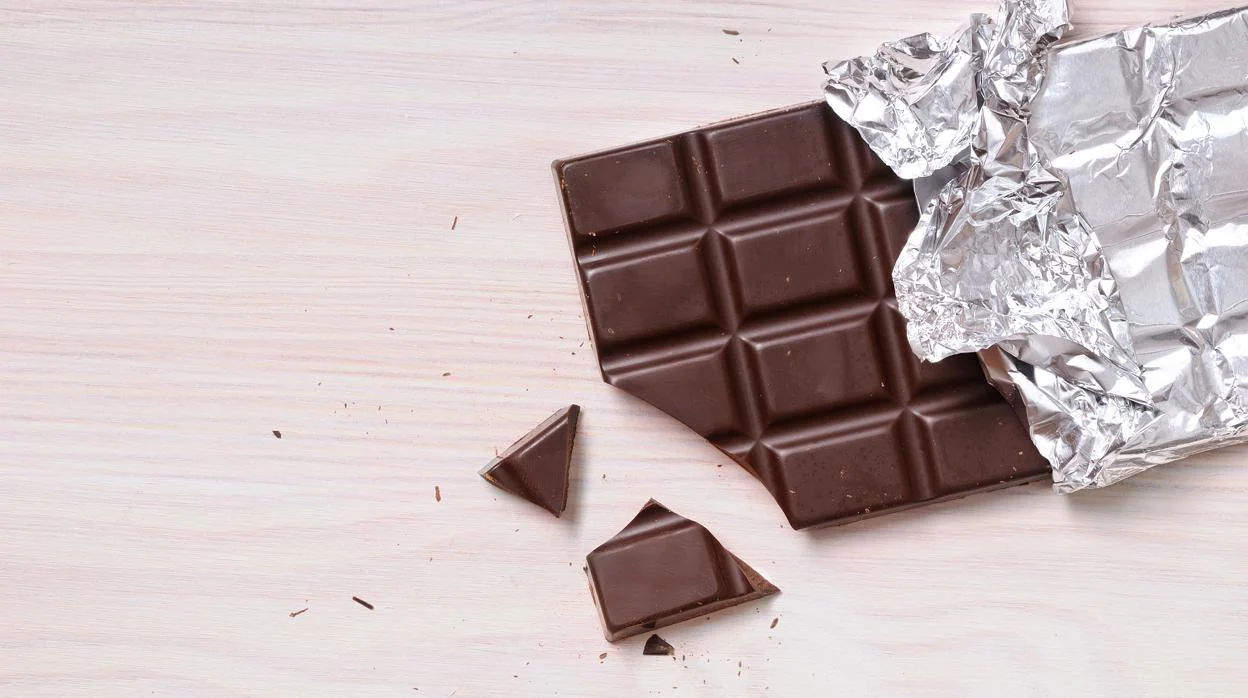 Por qué se forma una capa blanca en el chocolate cuando está en el frigorífico