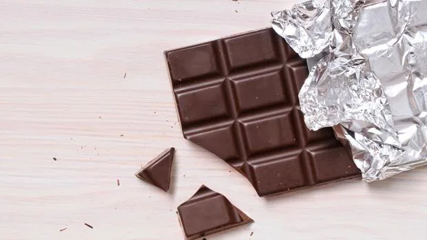 Por qué se forma una capa blanca en el chocolate cuando está en el frigorífico