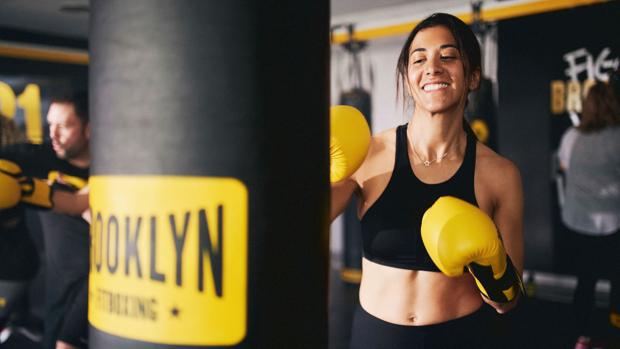 Golpear un saco a ritmo de la música: así cambia el fitboxing tu cuerpo y tu mente