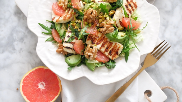 Ensalada de pomelo, aguacate, queso y nueces: la cena saciante y nutritiva