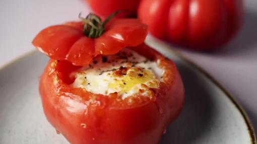 Tomates gratinados con huevo.